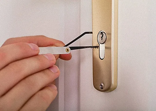 Startseite 2 Monteur öffnet eine zugefallene Wohnungstür mit Spezialwerkzeug