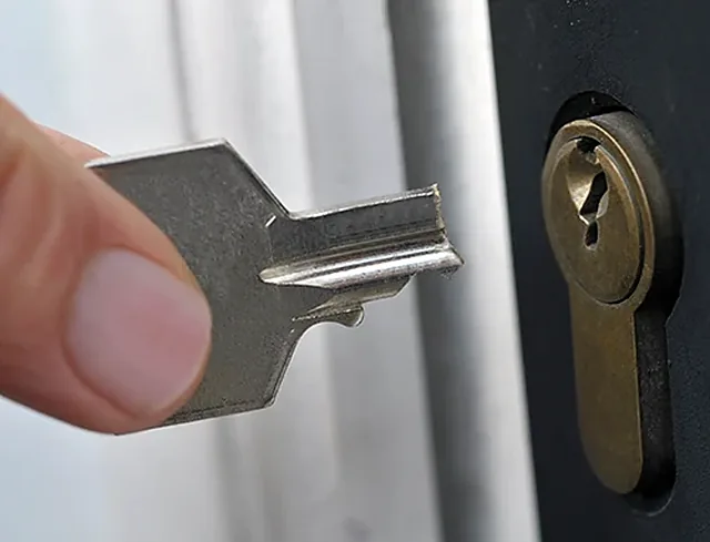 Schlüssel abgebrochen 2 Abgebrochener Schlüssel steckt im Schließzylinder einer Tür