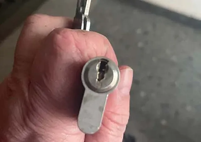 Schlüsseldienst Stöcken 2 Schließzylinder einer Haustür in Stöcken wird begutachtet