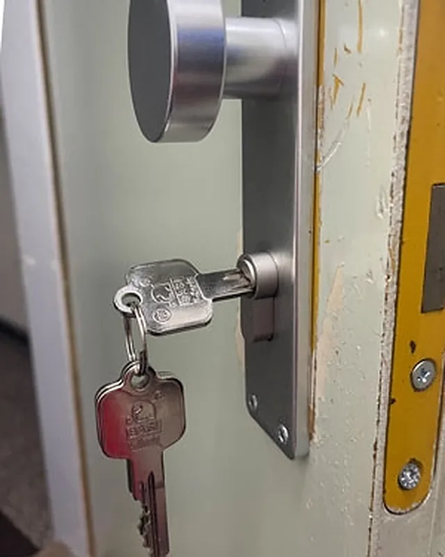 Schlosswechsel 4 Alter Türzylinder mit Schlüssel vor dem Schlosswechsel